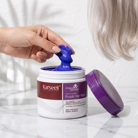 Mascarilla capilar violeta Karseell 500 ml abierta, cogiendo crema con los dedos