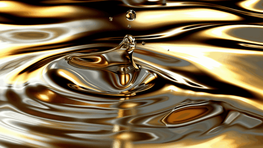Gota absorbiéndose en líquido dorado, como el cabello poroso absorbe la hidratación