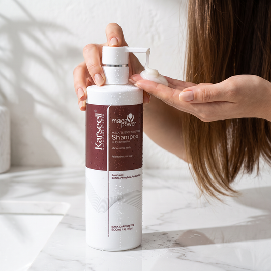 Champú hidratante Maca Essence Karseell 500 ml saliendo del dosificador a la mano