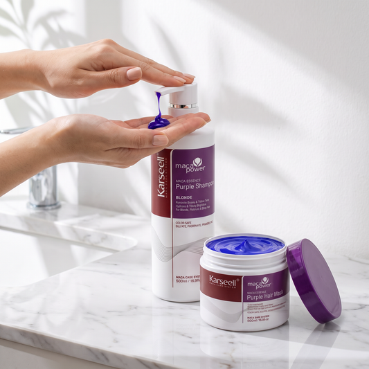 Champú violeta Karseell en la mano y mascarilla violeta abierta