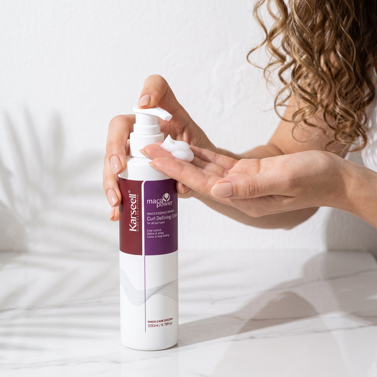 Crema definidora de rizos Karseell 200 ml saliendo del dosificador