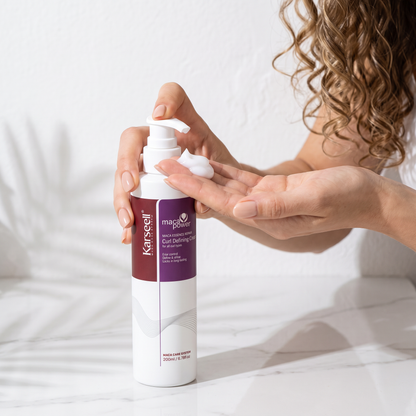 Crema definidora de rizos Karseell 200 ml saliendo del dosificador